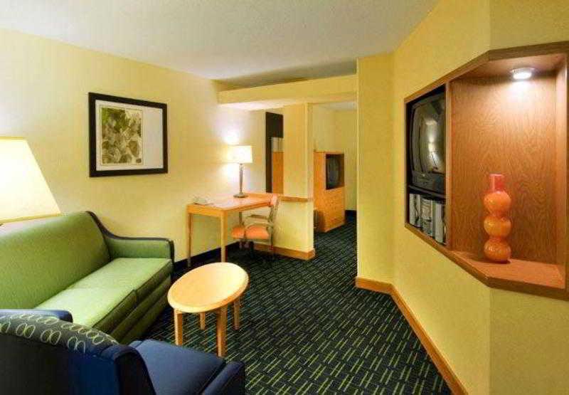 Fairfield Inn And Suites By Marriott Emporia I-95 Exterior foto